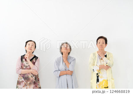 シニア女性 考える シニア女性 考える 124668819