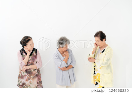 シニア女性　考える 124668820