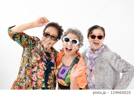シニア女性　ファンキー 124668828