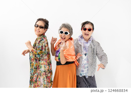 シニア女性 ファンキー シニア女性 ファンキー 124668834