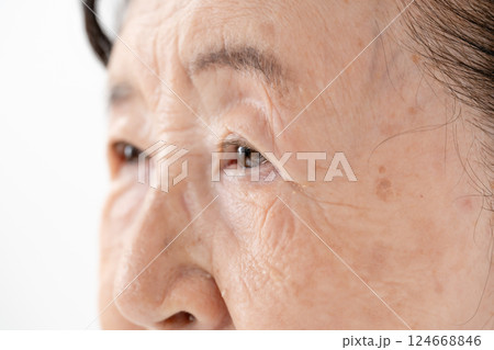 女性　目元　シニア　アップ 124668846