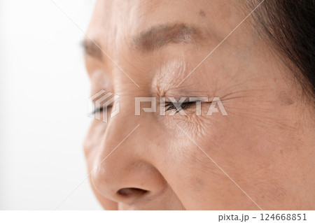 女性　目元　シニア　アップ 124668851