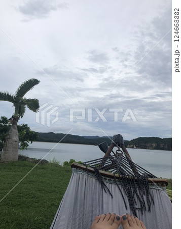 ハンモックに揺られて見る沖縄の海 ハンモックに揺られて見る沖縄の海 124668882