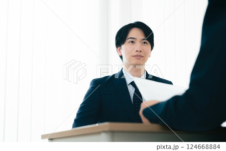 面談で緊張するビジネスマン 124668884