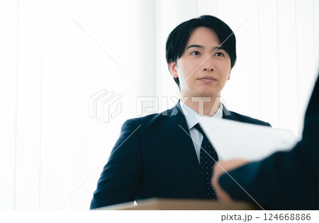 面談で緊張するビジネスマン 124668886