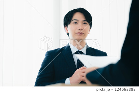 面談で緊張するビジネスマン 124668888