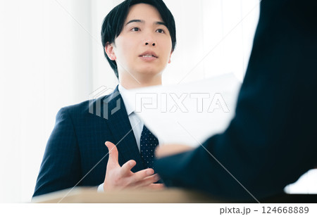 面談で緊張するビジネスマン 面談で緊張するビジネスマン 124668889