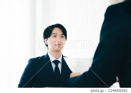 面談で緊張するビジネスマン 124668892
