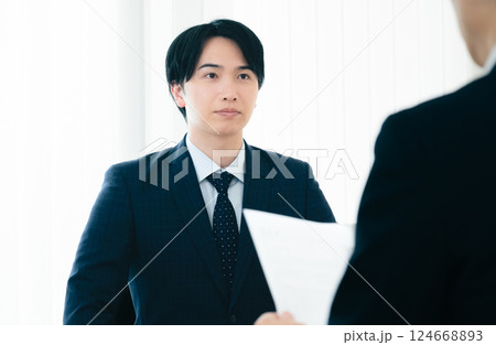 面談で緊張するビジネスマン 124668893