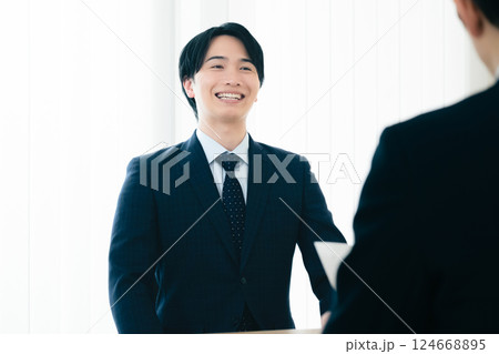 面談で緊張するビジネスマン 124668895