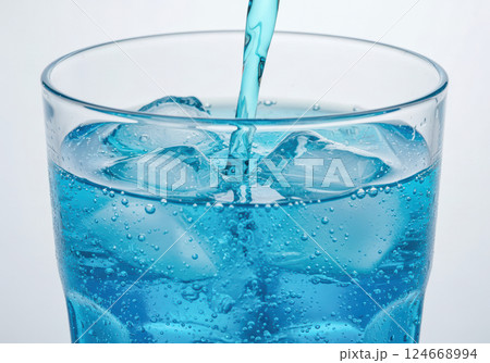 清涼感あふれるブルーソーダと氷のクローズアップ(AI生成画像) 清涼感あふれるブルーソーダと氷のクローズアップ(AI生成画像) 124668994