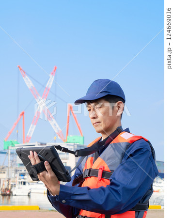 港湾作業に従事する男性作業員 124669016