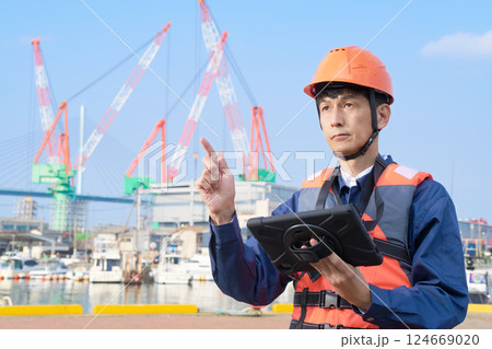 港湾作業に従事する男性作業員 124669020