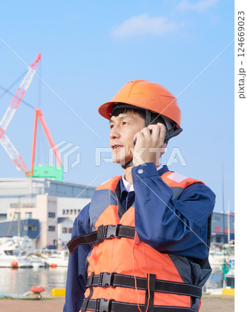港湾作業に従事する男性作業員 124669023