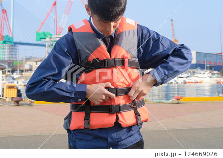 ライフジャケットを着用する男性 124669026