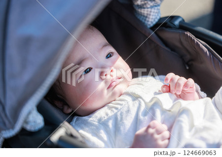 ベビーカーに乗った赤ちゃん 124669063