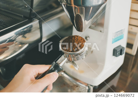 coffee shop 124669072