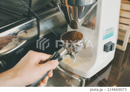 coffee shop 124669073