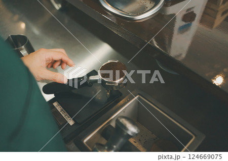 coffee shop 124669075