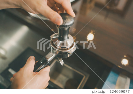 coffee shop 124669077