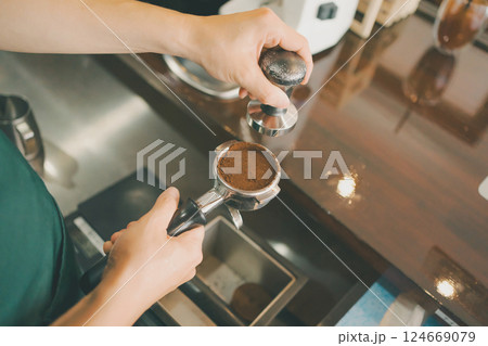 coffee shop 124669079