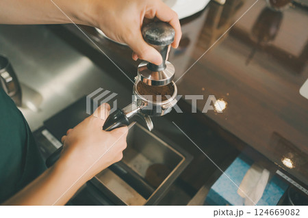 coffee shop 124669082