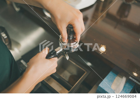 coffee shop 124669084