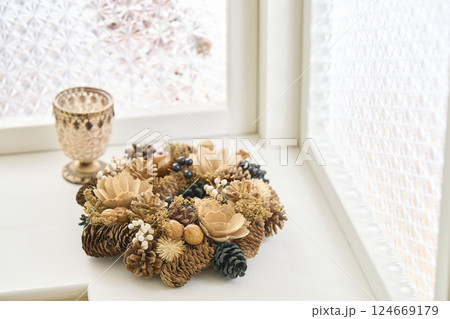 窓辺に飾られたクリスマスリース　クリスマスイメージ 124669179