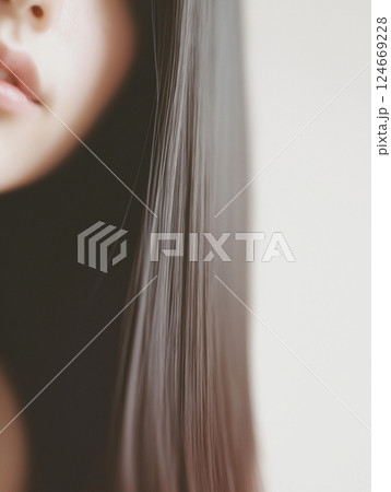 ナチュラルでつややか、繊細な質感の黒髪のロングヘアのアジア人女性のポートレート ナチュラルでつややか、繊細な質感の黒髪のロングヘアのアジア人女性のポートレート 124669228