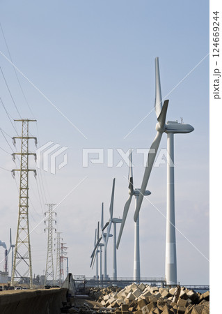 海岸に設置された風力発電機と送電線 海岸に設置された風力発電機と送電線 124669244