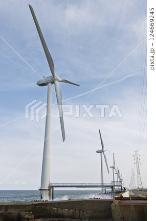海岸に設置された風力発電機 海岸に設置された風力発電機 124669245