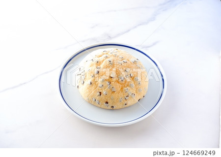 チョコレートがたくさん入った、チョコチップ入りのメロンパン 124669249