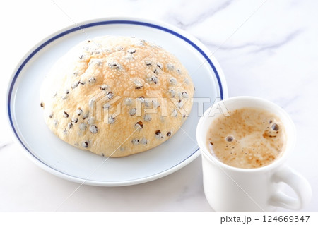 チョコチップ入りのメロンパンと、淹れたてのコーヒーで、ゆったりコーヒーブレイクを楽しむイメージ 124669347