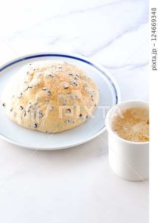 チョコチップ入りのメロンパンと、淹れたてのコーヒーで、ゆったりコーヒーブレイクを楽しむイメージ 124669348