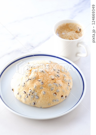 チョコチップ入りのメロンパンと、淹れたてのコーヒーで、ゆったりコーヒーブレイクを楽しむイメージ チョコチップ入りのメロンパンと、淹れたてのコーヒーで、ゆったりコーヒーブレイクを楽しむイメージ 124669349