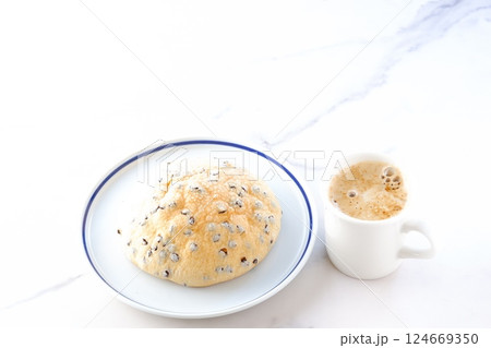 チョコチップ入りのメロンパンと、淹れたてのコーヒーで、ゆったりコーヒーブレイクを楽しむイメージ 124669350