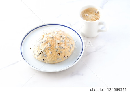 チョコチップ入りのメロンパンと、淹れたてのコーヒーで、ゆったりコーヒーブレイクを楽しむイメージ 124669351