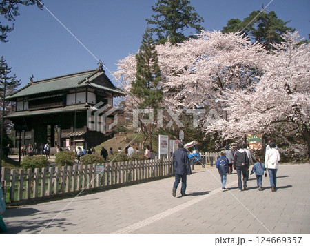 弘前城の三の丸東門（青森県弘前市） 124669357