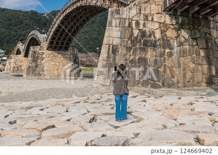 【錦帯橋と女性】 124669402