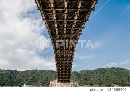 【錦帯橋の裏側と岩国城】 124669403