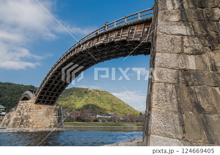 【錦帯橋の裏側と岩国城】 124669405
