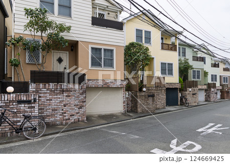 道路に面した同じ造りの家の並び 道路に面した同じ造りの家の並び 124669425