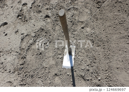 畑と平鍬 124669697