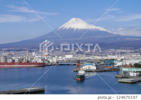 静岡県富士市 港と富士山 124670197
