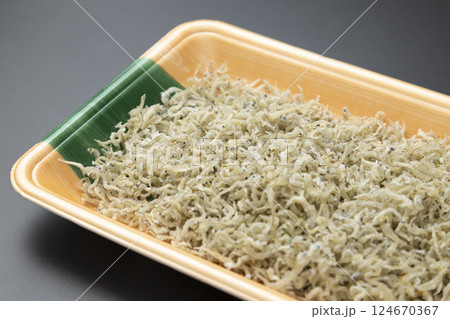 プラスチックトレーに入ったちりめんじゃこ 黒バック プラスチックトレーに入ったちりめんじゃこ 黒バック 124670367