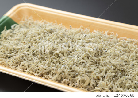 プラスチックトレーに入ったちりめんじゃこ 黒バック プラスチックトレーに入ったちりめんじゃこ 黒バック 124670369