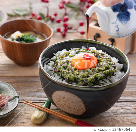 春の味覚 蕨のたたき丼 124670645