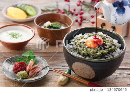 春の味覚 蕨のたたき丼 124670646