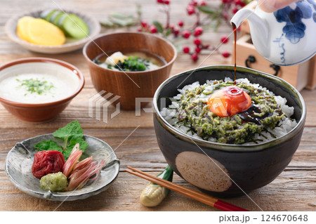 春の味覚 蕨のたたき丼 124670648