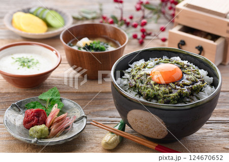 春の味覚 蕨のたたき丼 春の味覚 蕨のたたき丼 124670652